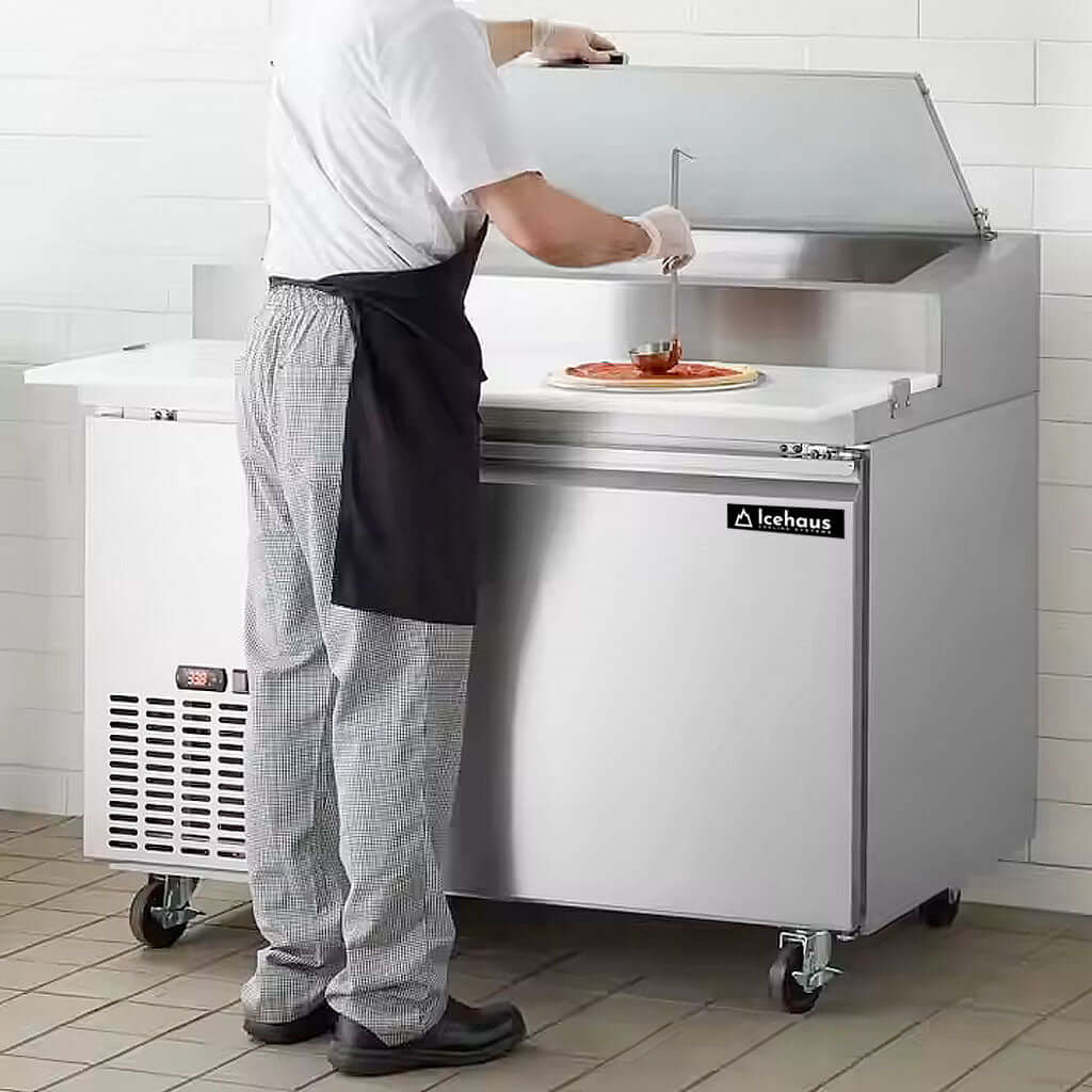 Mesa-fria-para-pizza-icehaus-MP-1P-SS-02-chef-preparando-pizza
