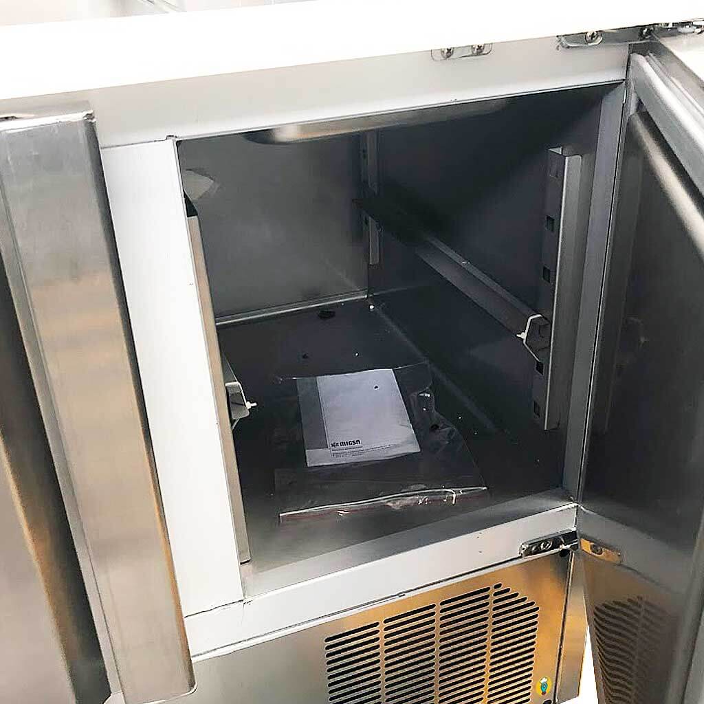 Puertas-abatibles-de-la-mesa-fria-para-ensaladas-Migsa-S903-con-sistema-de-cierre-de-torsion