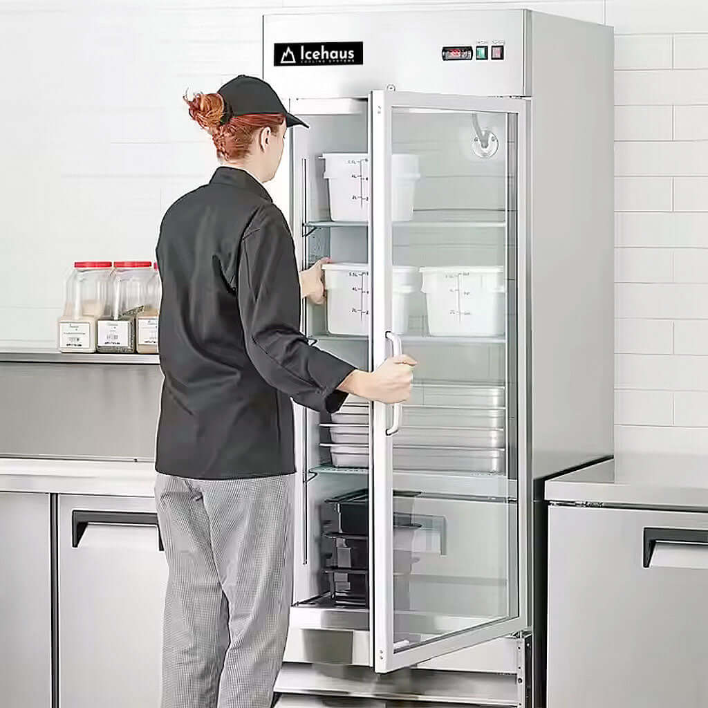 Refrigerador-Puerta-de-Vidrio-Icehaus-RV-1PC-SS-01-cocinero-abriendo-puerta_6799b7f9-424f-4457-b043-566f80dd8f92