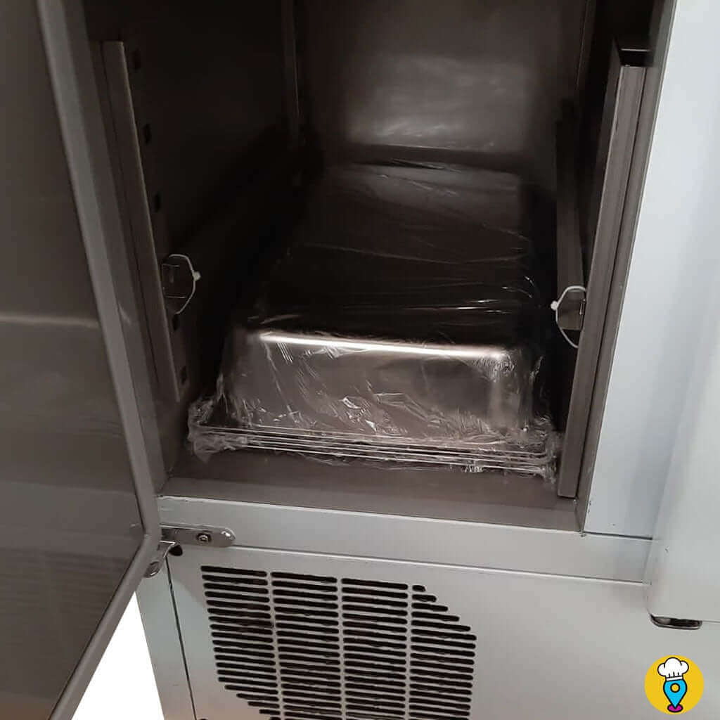 Mesa-fria-para-ensaladas-Migsa-modelo-S903-puerta-interior-con-capacidad-de-un-inserto-entero