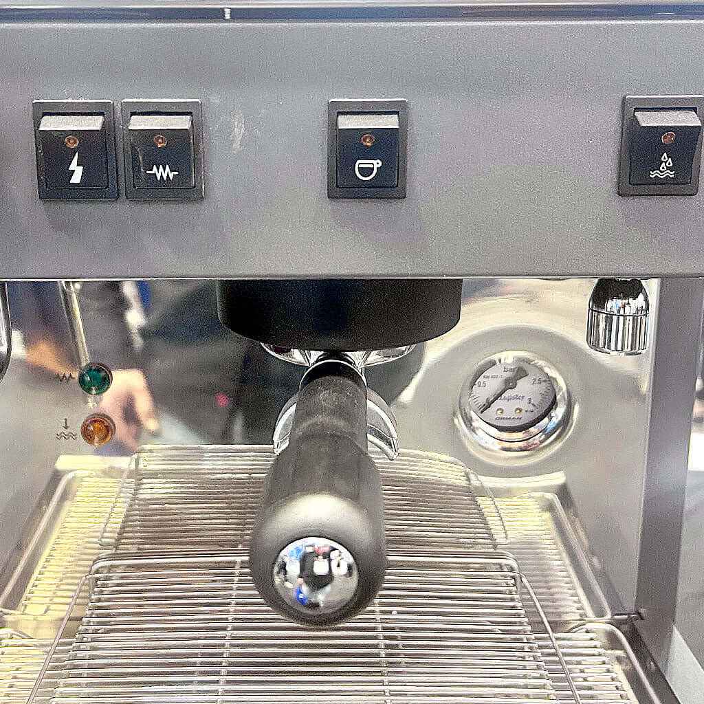 cafetera-para-espresso-magister-ES60-panel-de-control_76abf1ab-3f0a-4c00-abdb-2ed3566b6a67