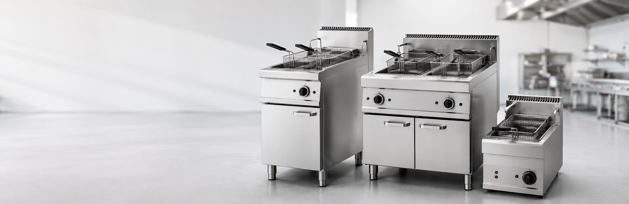 Freidoras industriales de acero inoxidable en cocina profesional para restaurante