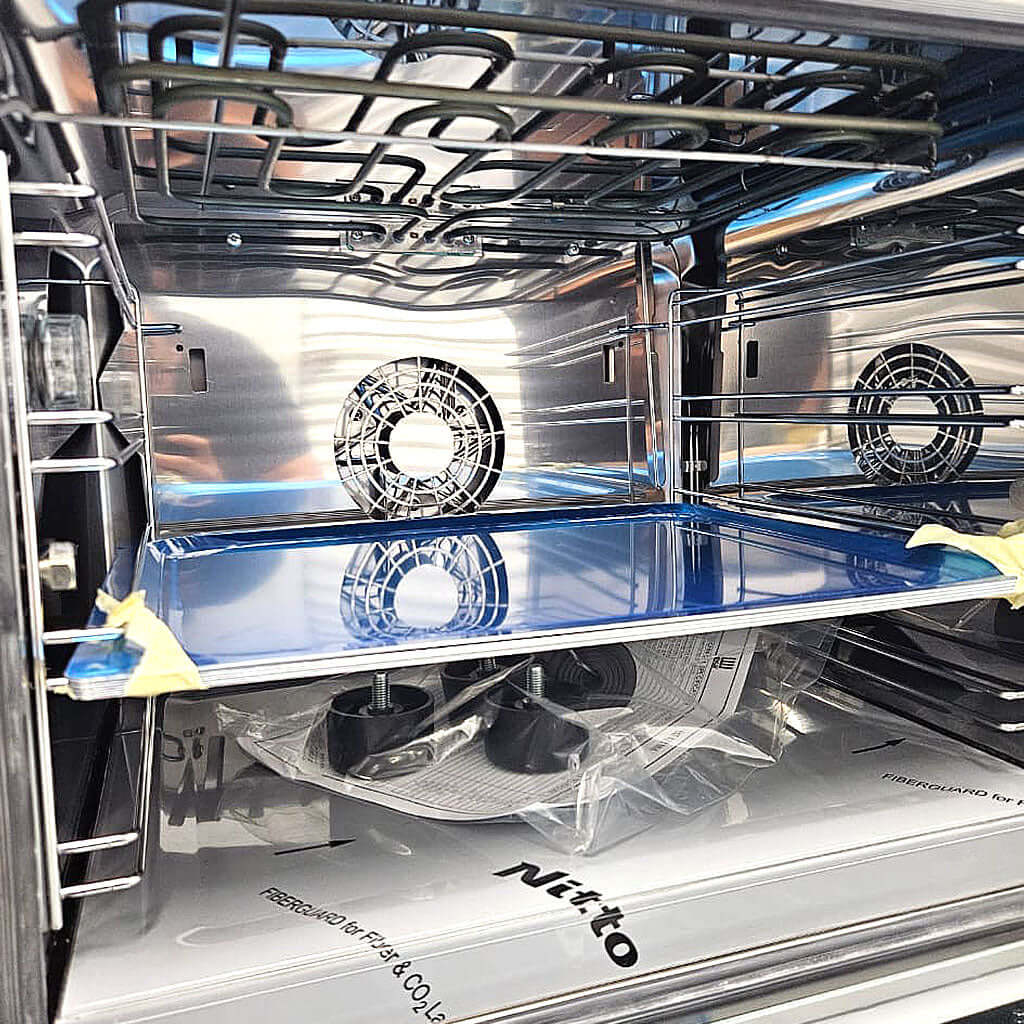 Interior del horno eléctrico de convección EKA EKF 423 NM con bandejas