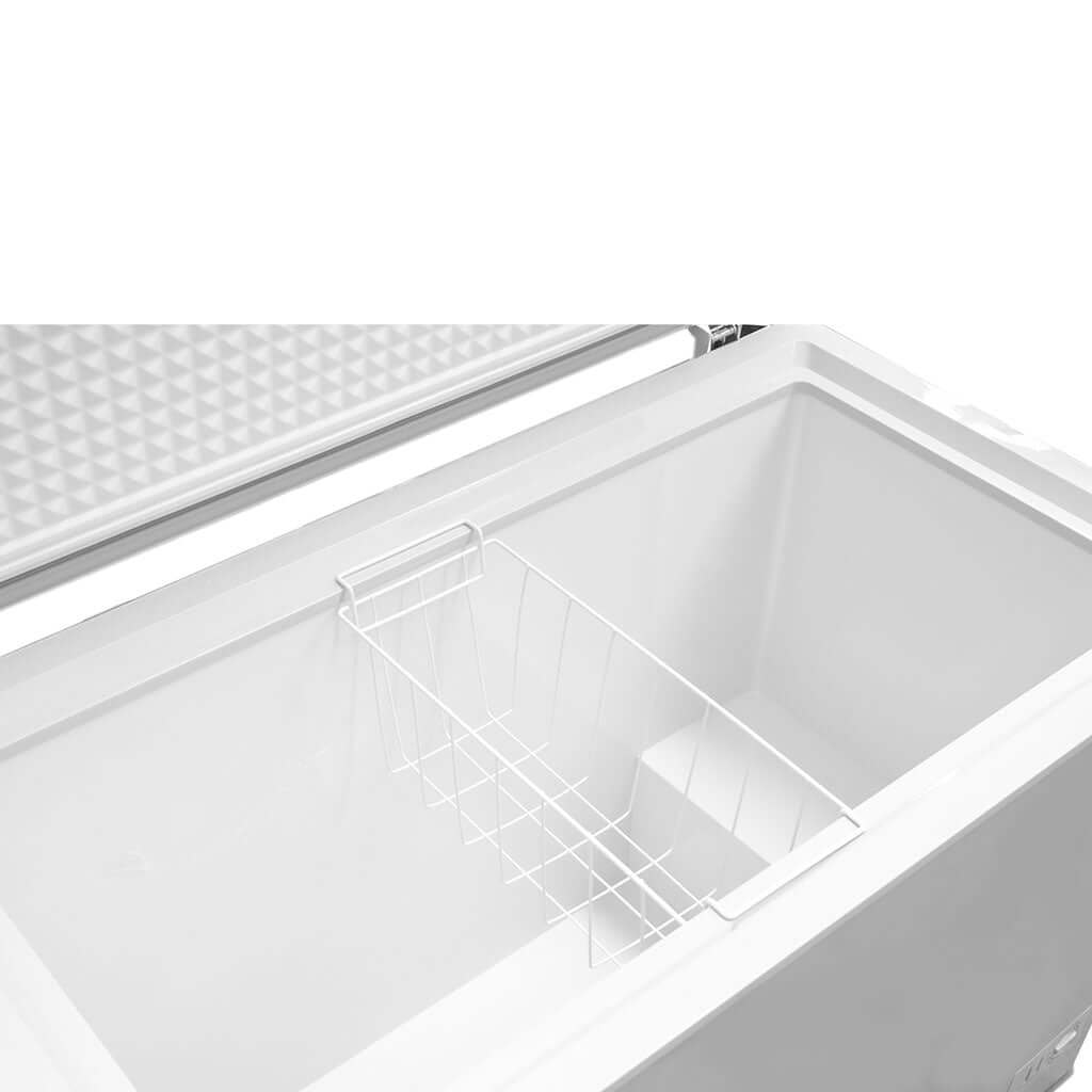 interior-del-congelador-rhino-congeco-10-con-espacios-amplios