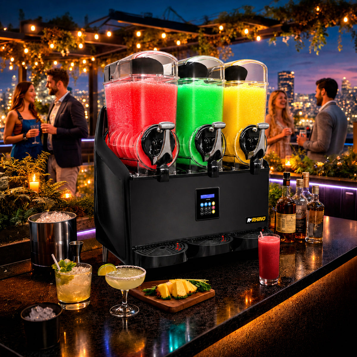 Máquina granizadora Rhino MAGRA-3TX en mostrador de bar con bebidas de colores