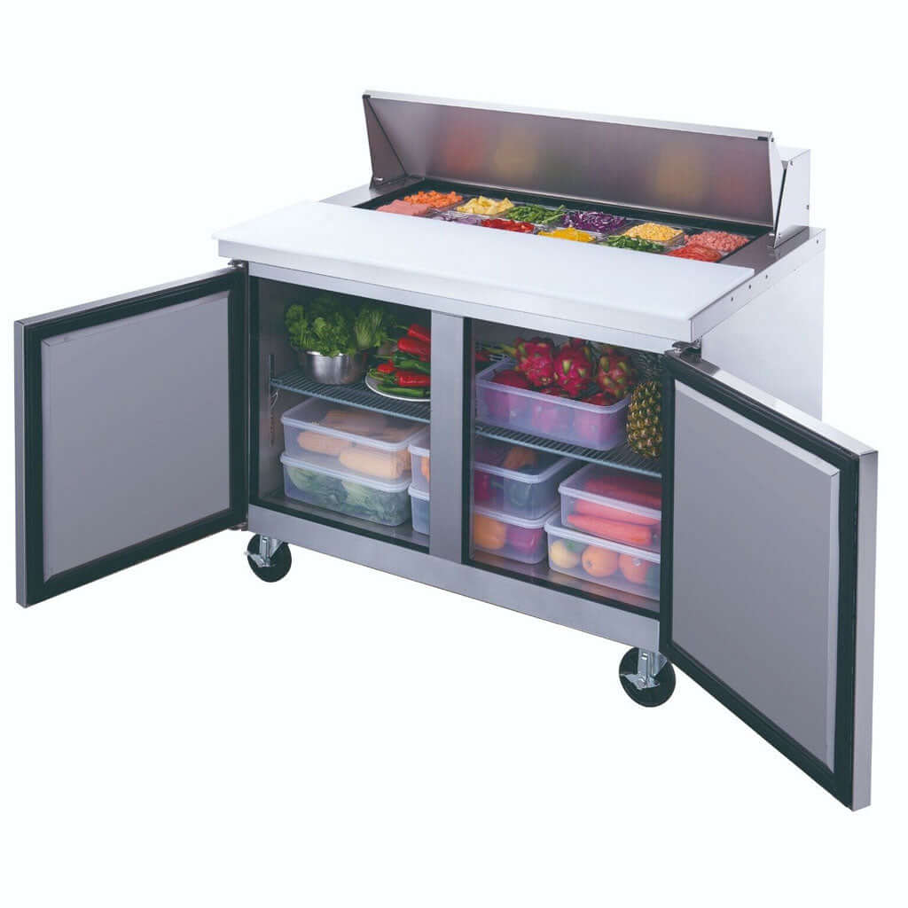 Mesa fría saladette refrigerada para ensaladas y sándwiches en cocina profesional