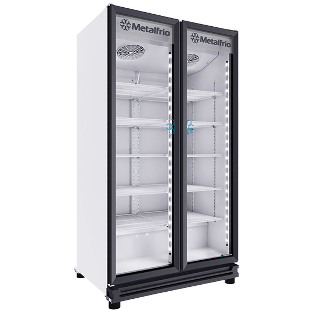 Refrigerador vertical Matalfrio con puertas de cristal templado, estantes ajustables y botellas exhibidas en su interior.