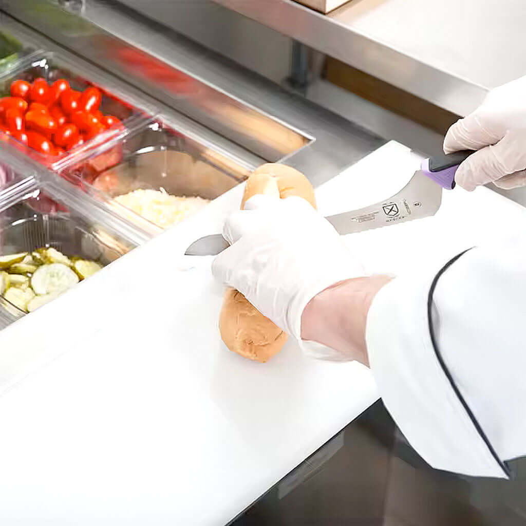 Mesa-fria-para-ensaladas-icehaus-ME-2P-SS-01-chef-preparando-sandwich