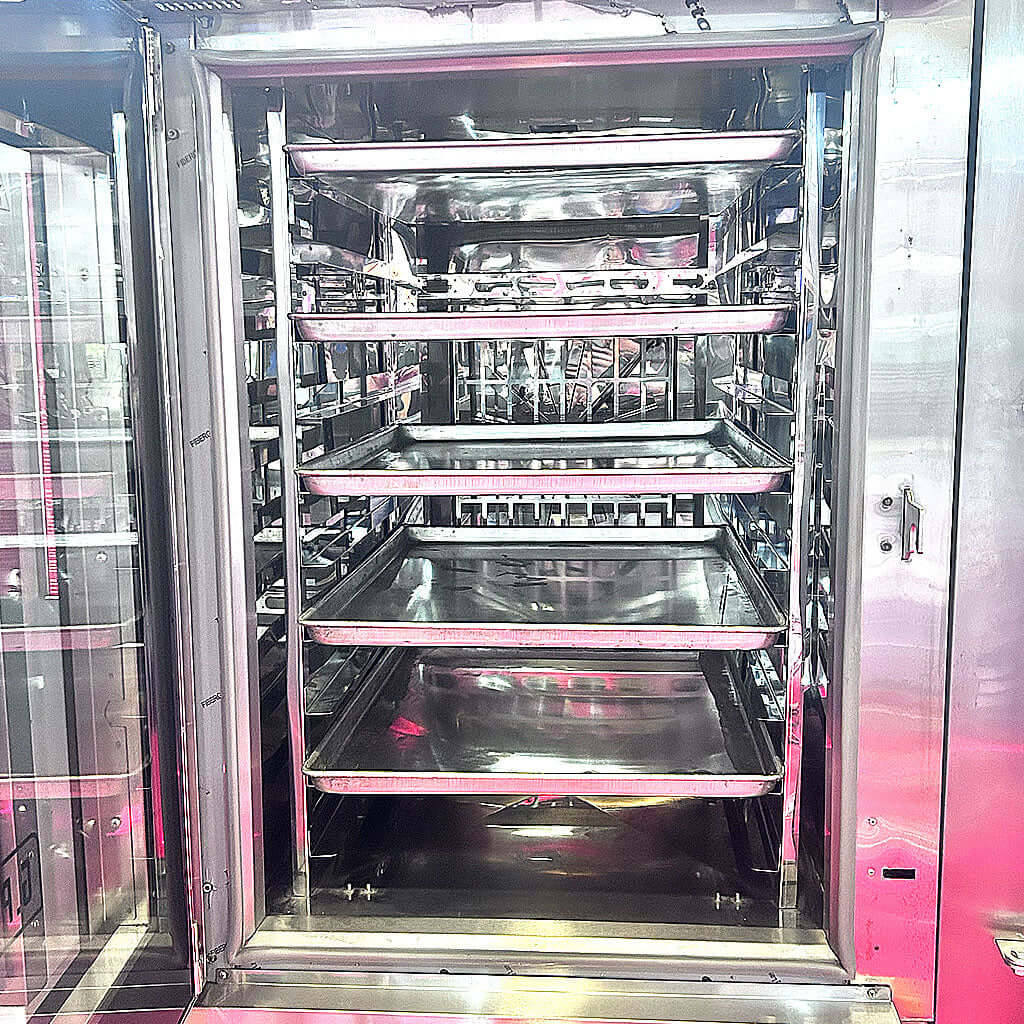 Interior del horno para pan GPaniz FTG-3000 con guías de acero inoxidable para charolas.